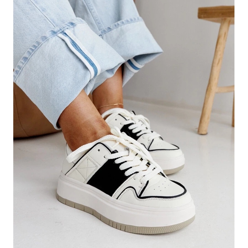 Vita och vita lädersneakers på den tjocka sulan av Abrar