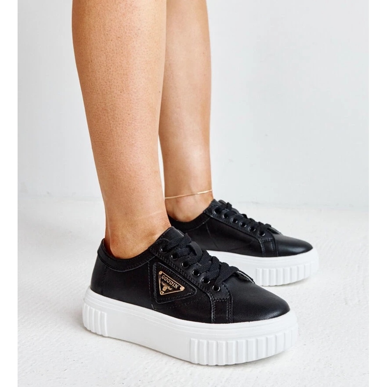 Svarta läder sneakers på den tjocka sulan Attia