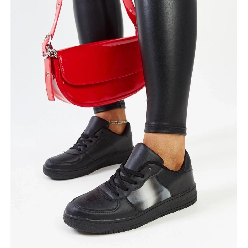 Svarta sneakers på Asmarin -plattformen