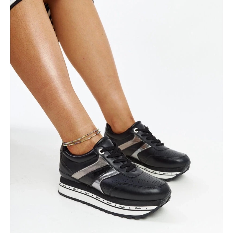 Svarta sneakers på den höga sulan i Mehari