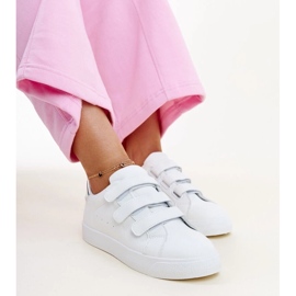 Vita och silversneakers med kardborreband från Samala