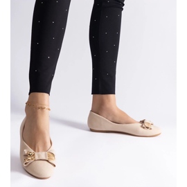 D/CEO Beige balettlägenheter dekorerade med en Esdras rosett och brosch