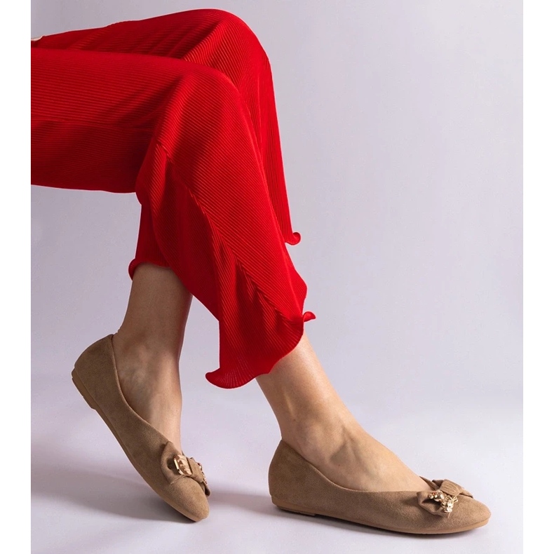 D/CEO Bruna ballerinaskor dekorerade med en rosett och en Esdras-brosch