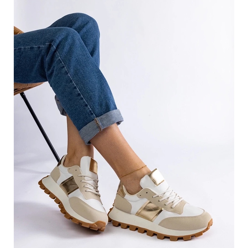 D/CEO Beige sneakers med ett synligt Restia-skydd