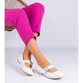 D/CEO Målade vita ballerinor dekorerade med ett Ferpsa -spänne