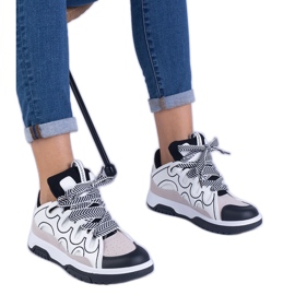 Svarta kvinnors sneakers med dekorativ snörning