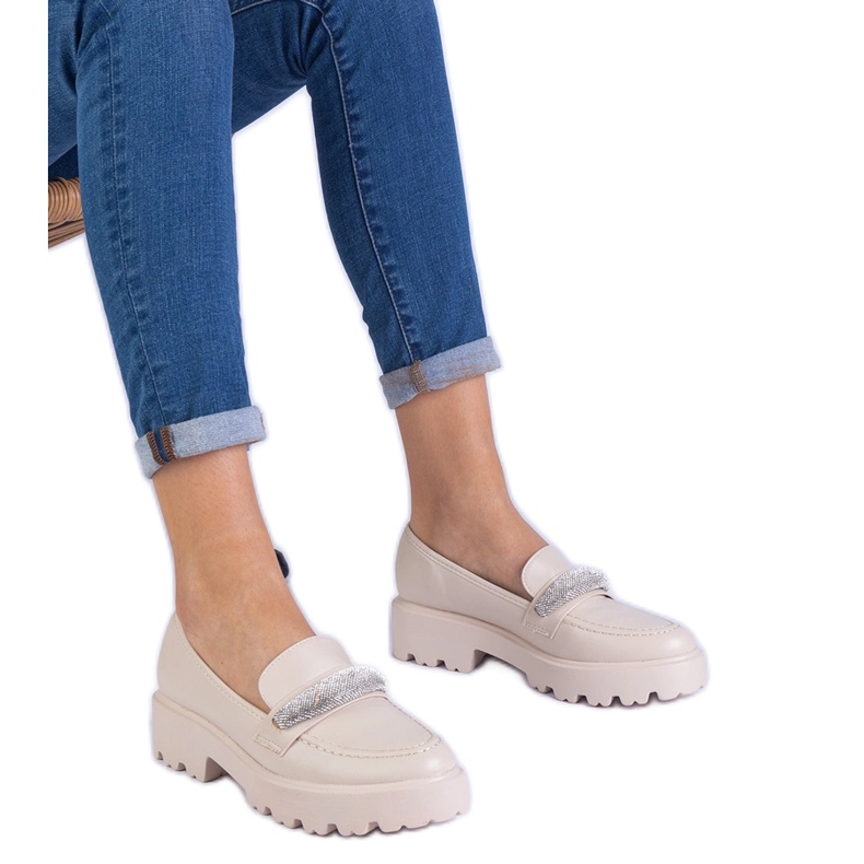 Beige kvinnors loafers dekorerade med zirkoner