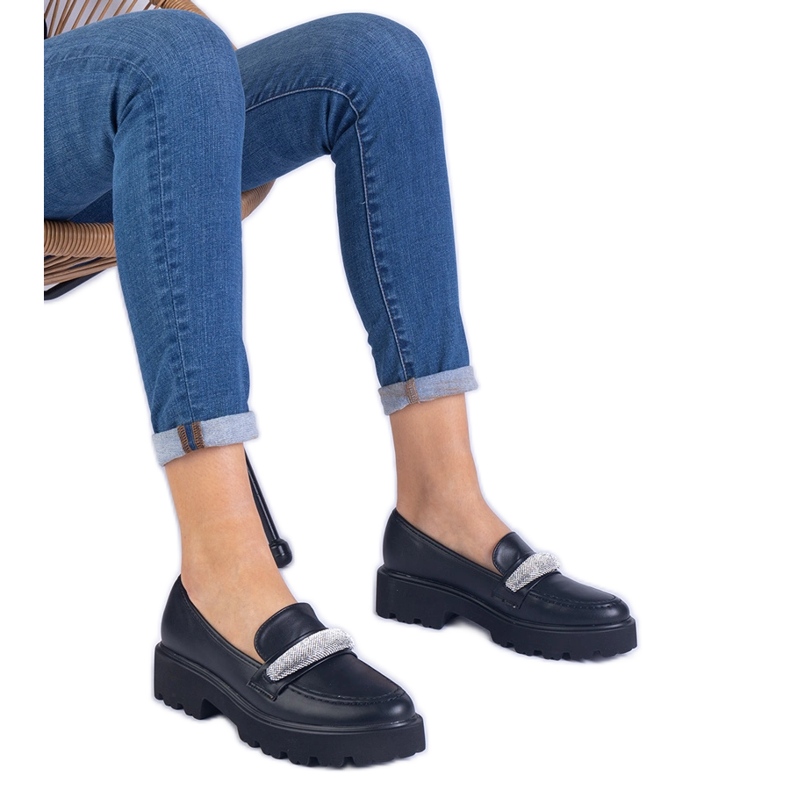 Svarta kvinnors loafers dekorerade med zirkoner