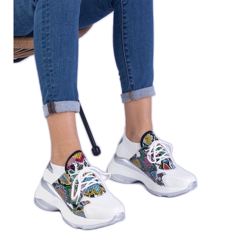 Kvinnors vita sneakers med färgglada pressning