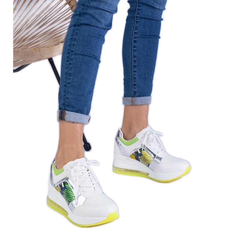 Vita kvinnors sportsneakers med ett färgstarkt tillbehör