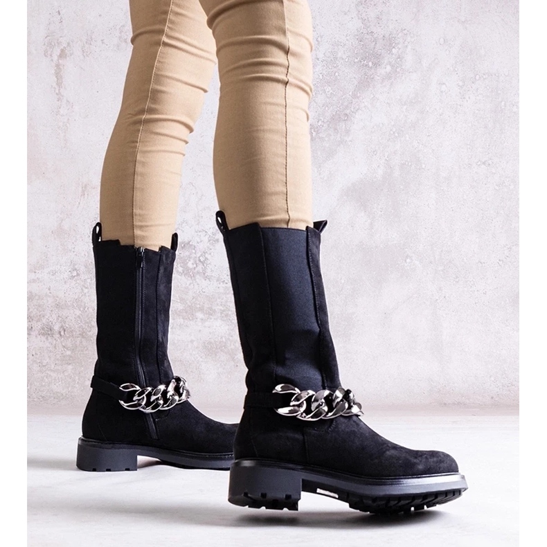 D/CEO Svarta ankelstövlar för kvinnor dekorerade med en Yasarna-kedja