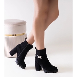 D/CEO Svarta högklackade ankelboots dekorerade med ett Torhia-spänne