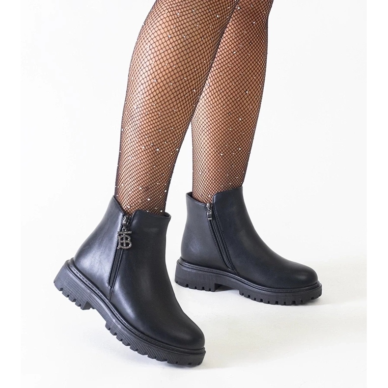 D/CEO Svarta stövlar med ett dekorativt hänge på Melane ekoläderplattform