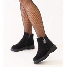 D/CEO Svarta stövlar med ett dekorativt hänge på Melane eko-mocka-plattform