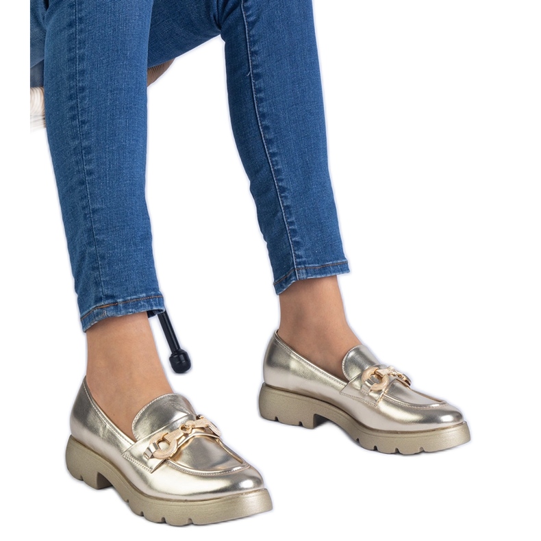 Gyllene klassiska skor med gyllene dekoration