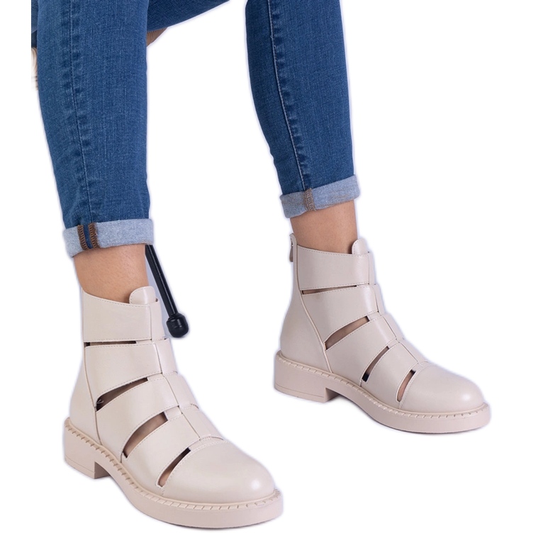 Beige stövlar av eko -läder med platta utskärningar