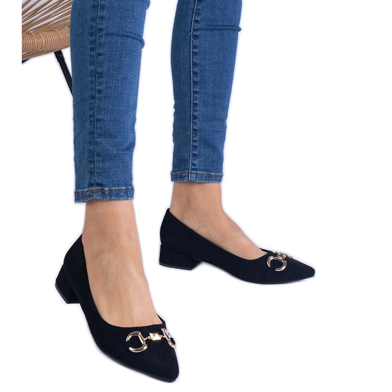 Svarta pumpar från Ekozamsz med en gyllene dekoration