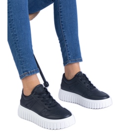 Svart OpenWork -sneakers på en massiv sula