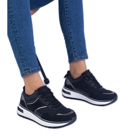 Svarta sneakers dekorerade med glitter och zirkoner