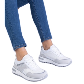 Vita sneakers dekorerade med glitter och zirkoner