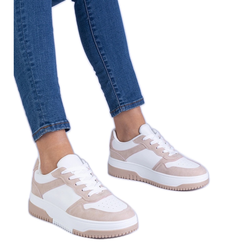 Bruna sneakers på en tjock sula