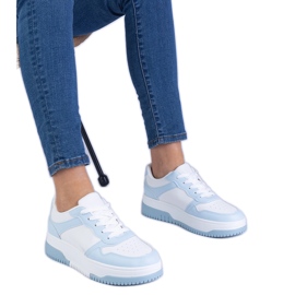 Blå sneakers på en tjock sula