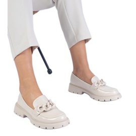 Beige lackerade loafers med en kedja