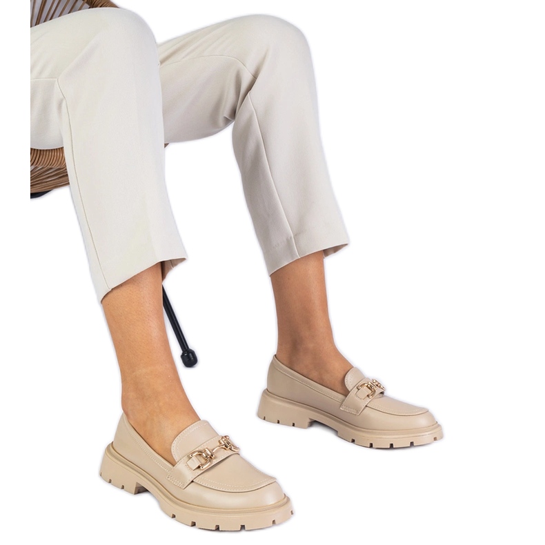 Beige kvinnors loafers med en gyllene dekoration