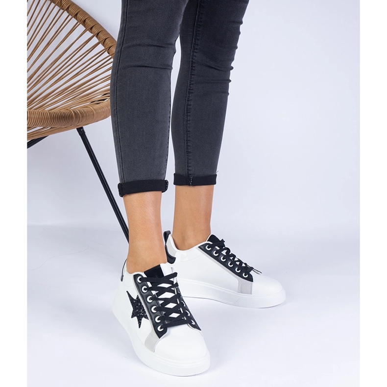 Vita sneakers dekorerade med en glitterstjärna