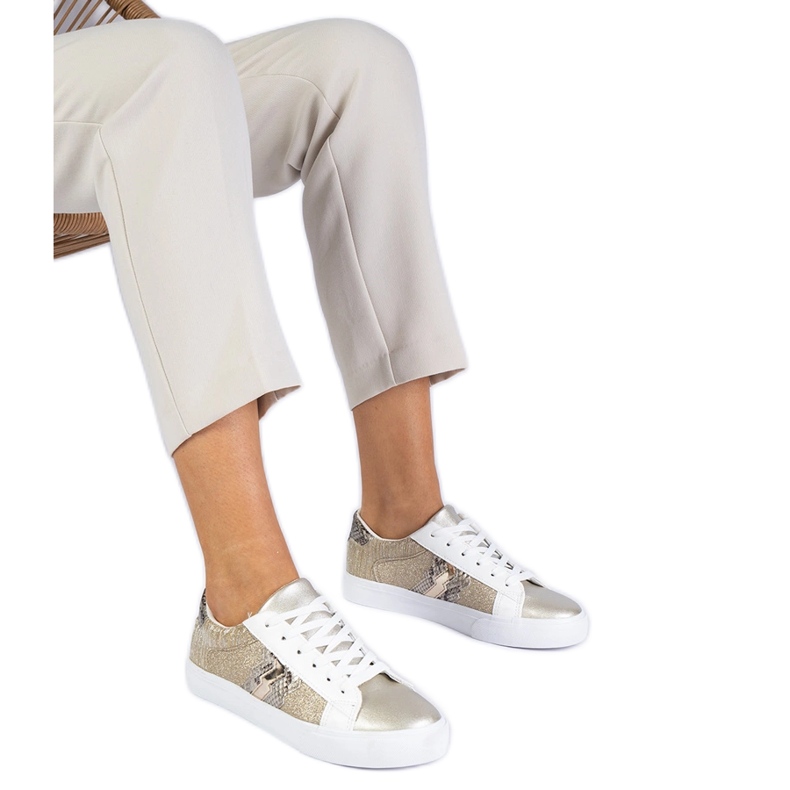 Gyllene sneakers med ett djurmotiv dekorerat med glitter