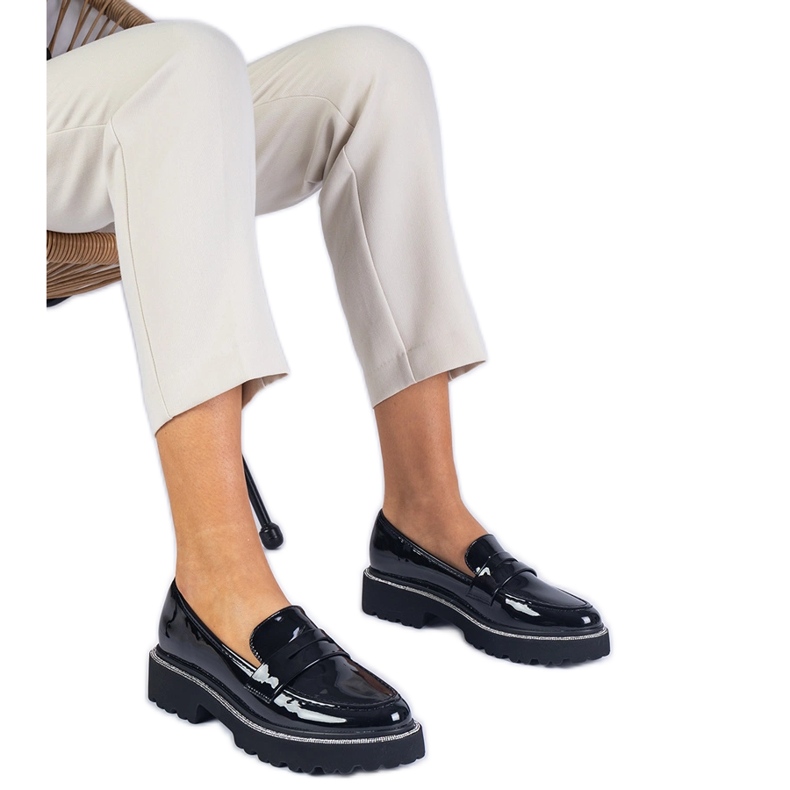 Svarta lackerade loafers dekorerade med zirkoner