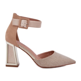 Sandaler på stolpen med spetsiga tår beige