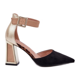 Sandaler på pelaren med spetsiga tår svarta