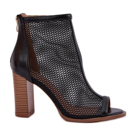 Sandaler på pelaren med en svart övre