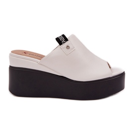 Tofflor på plattformen och en kil av ekovitt läder