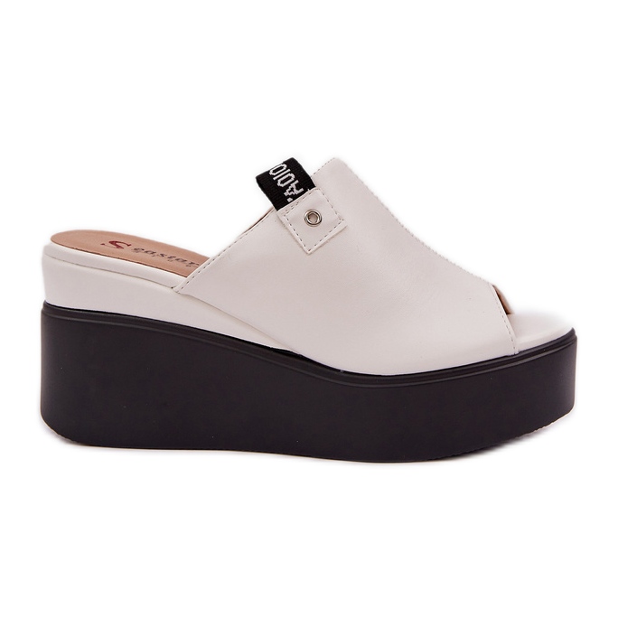 Tofflor på plattformen och en kil av ekovitt läder