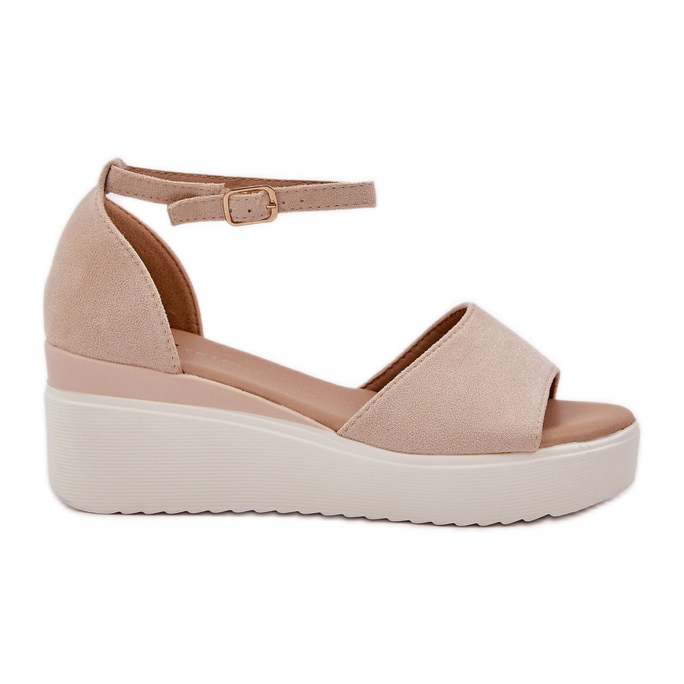 Lätta sandaler på plattformen och delikat ljusa beige kil
