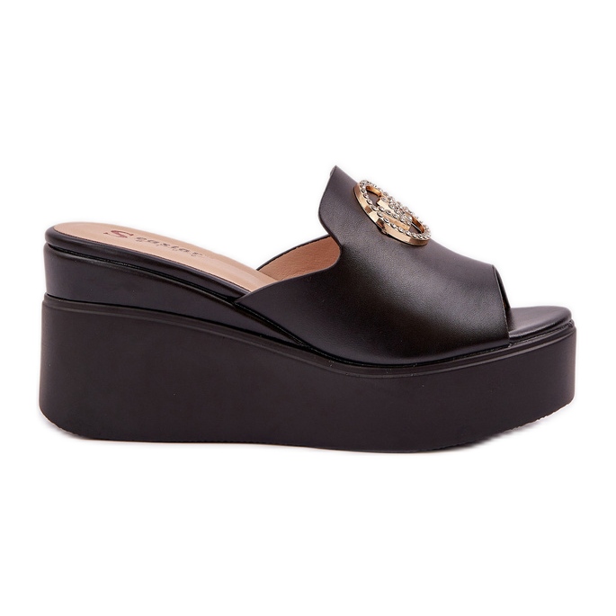 Tofflor på plattformen och kilarna med en svart dekoration