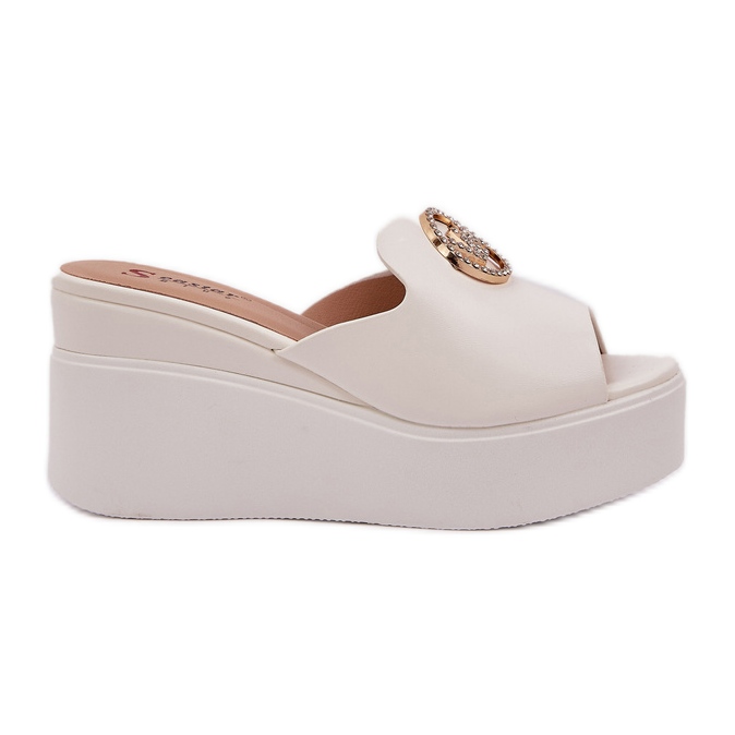 Tofflor på plattformen och kilarna med en vit prydnad