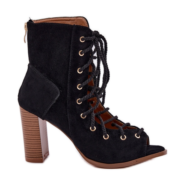 Sandaler på stolpen med övre och svart snörning