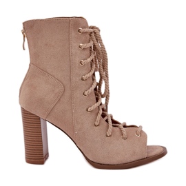 Sandaler på stolpen med den övre och beige snörningen