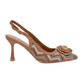 Flätade höga klackar med en brun häl