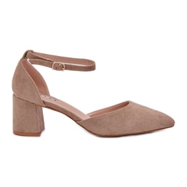 Wyzszowe -pumpar på den mörka pelaren beige