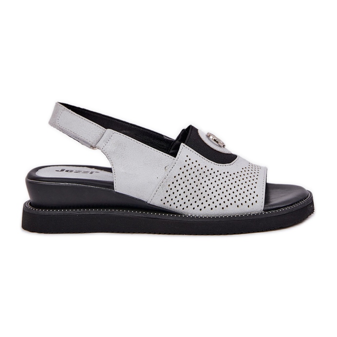 Jezzi Kvinnors sandaler på en silverkil med en prydnad silver-