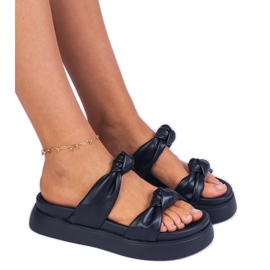 Svarta tofflor på plattformen