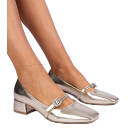 Gyllene eleganta pumpar dekorerade med zirkoner