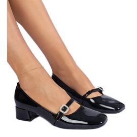 Svarta eleganta pumpar dekorerade med zirkoner