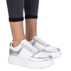 Silver kvinnors sneakers på en tjock sula