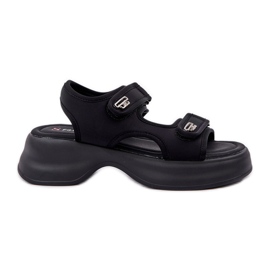 Materiallätta sandaler på den svarta plattformen