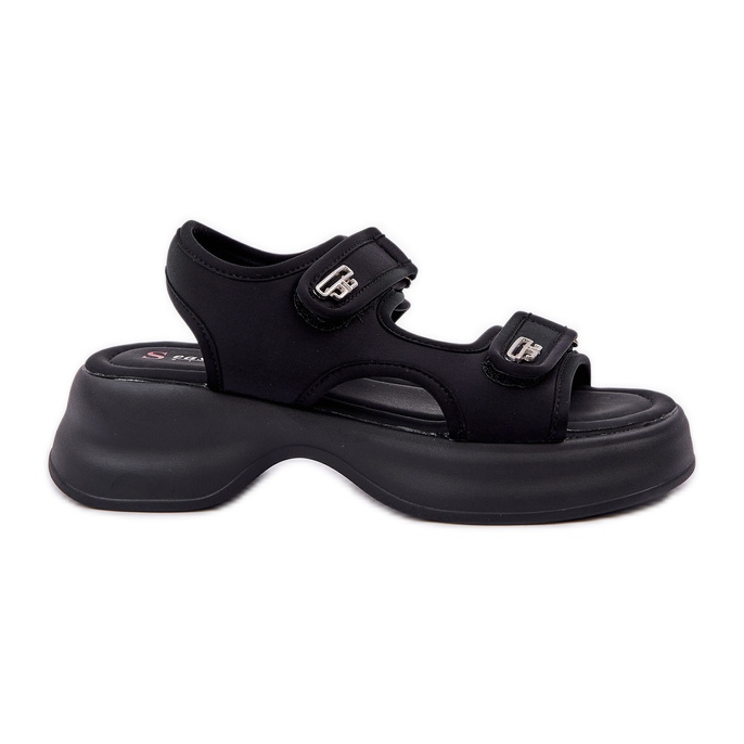 Materiallätta sandaler på den svarta plattformen